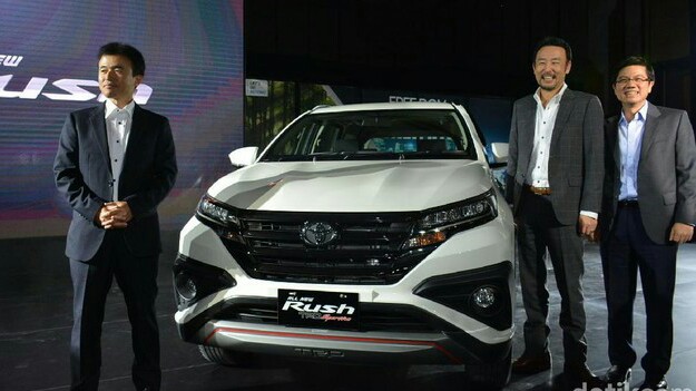  Foto bersama para petinggi Toyota saat peluncuran Toyota Rush terbaru. Foto: Toyota