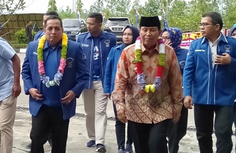 Bupati Sukiman dan Ketua DPD Partai Dmeokrat, disambut pencak silat dan klaungan bunga