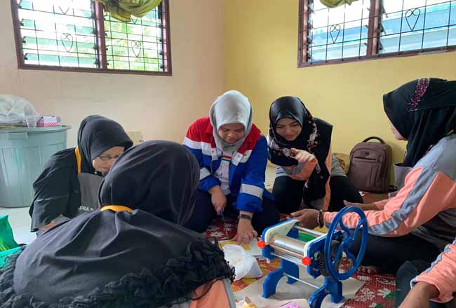 Pertamina RU II latih kelompok masyarakat Anggrek Maju Bersama Kelurahan Teluk Binjai Kota Dumai mengolah labu menjadi makanan dengan nilai ekonomi yang tinggi.