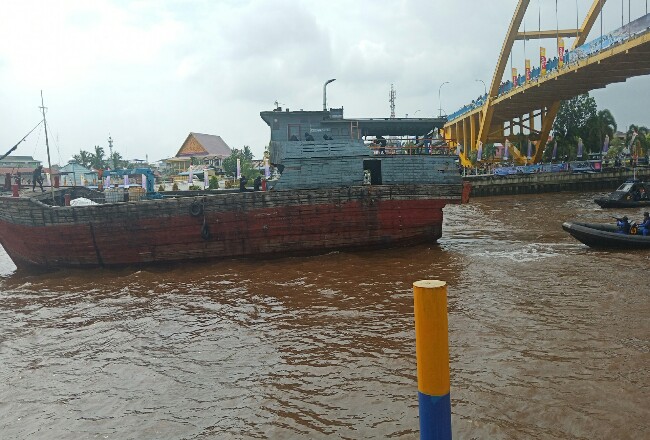 Tim Tactical Polairud dan Brimob Polda Riau berhasil hadang kapal asing yang masuk.