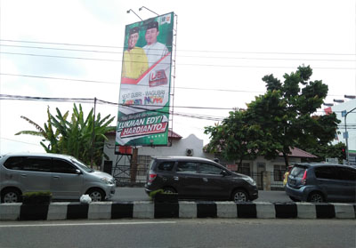 Alat peraga kampanye (APK) Ilegal pasangan calon Gubernur dan Wakil Gubernur Riau yang belum diturunkan di Jalan Kaharudin Nasution Pekanbaru.