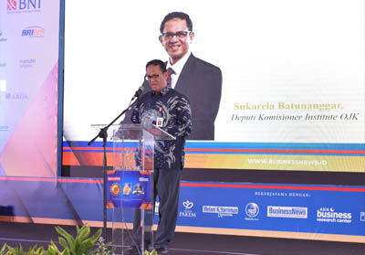  Deputi Komisioner Institute OJK Sukarela Batunanggar, sebagai Keynote Speaker pada ajang Award Top Bank 2018 dan Bank Riau Kepri menyabet 2 award level nasional untuk Bank kategori Buku 2. 