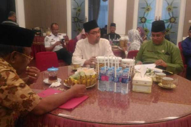 Plt Gubernur Riau Wan 
Thamrin Hasyim (kiri) menggelar rapat dengan Lembaga Adat Melayu Riau 
dan jajaran pemprov, Jumat (22/6/2018). 