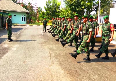   Pabung Kodim 0313/KPR, beribatajan kepada para prajurit TNI AD di Kabupaten Rohul saat ikuti Minggu Militer, walaupun sejumlah prajurit tengah menjalankan ibadah puasa Ramadan