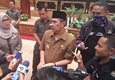Gubernur Riau Syamsuar beri keterangan usai rapat paripurna Penyampaian Nota Pengantar Keuangan (PNPK) Raperda tentang perubahan APBD Provinsi Riau 2019