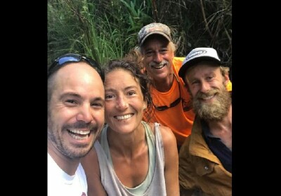 Amanda Heller (tengah) ditemukan selamat setelah hilang dua pekan di Hutan Lindung Makawao di pulau Maui, Hawaii, AS, pada Jumat (24/5/2019).