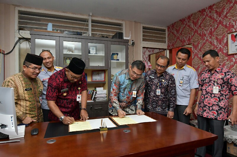 Walikota Tanjung Pinang, Lis Darmanysah bersama Direktur Utama Bank Riau Kepri              DR. Irvandi Gustari menandatangani MoU tentang pelaksanaan transaksi non tunai di Kantor Bappelitbang Pemko Tanjung Pinang, Kamis (23/11/2017).