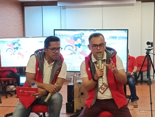 GM ICT Region Sumbagteng, Noviandri bersama GM Sales Regional Sumbagteng, Ihsan memberikan penjelasan kesiapan Telkomsel hadapi NARU