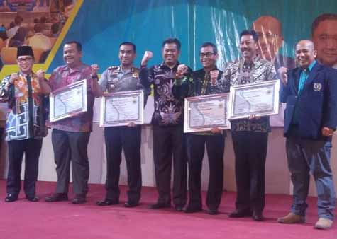 Bupati Kuansing H Mursini fhoto bersama dengan Walikota Dumai, Ketua PWI Riau H Dheni Kurnia, dan tiga tokoh lain yang menerima PWI Award.