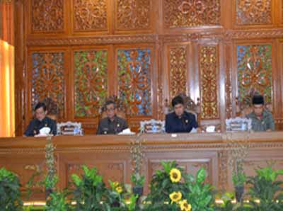  Ketua DPRD Kuansing Andi Putra, Wakil ketua Sardiyono, Bupati Mursini dan Wabup Halim saat paripurna jawaban pemerintah terhadap pandangan umum Fraksi.