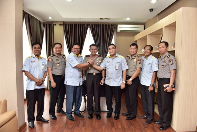 Kapolda Riau Irjen Pol Drs Nandang, MH bersama Dirut Bank Riau Kepri, DR Irvandi Gustari dan Direktur Operasional Denny M Akbar melakukan salam komando.