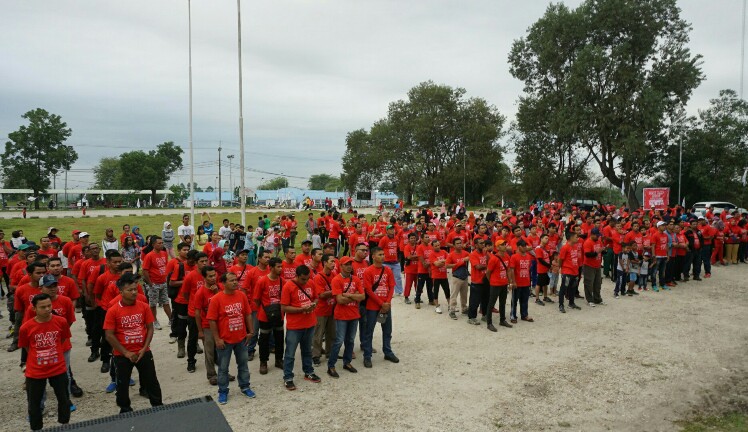 Ribuan buruh berkumpul dalam peringatan Hari Buruh yang digekar Asperikom, Selasa (1/5).