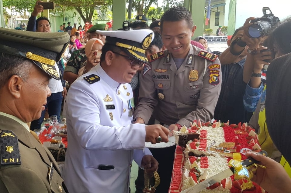 Kasat Lantas Polres Dumai AKP Agustinus Chandra P, SIK menyerahkan kue ulang tahun Sempena HUT TNI