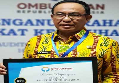 HM Wardan saat menerima Anugerah Predikat Kepatuhan Tinggi 2018 Ombudsman RI