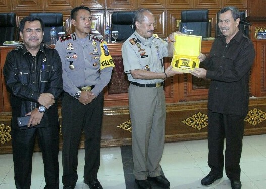 Bupati Siak didampingi Kakanwil BPN Prop Riau menyerahkan sertifikat Prona.