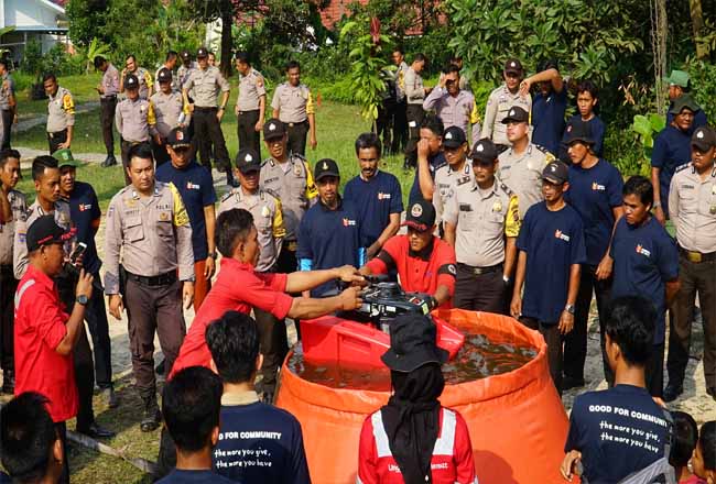 Praktik lapangan peserta pelatihan dari Polres Pelalawan dan Masyarakat Peduli Api (MPA).