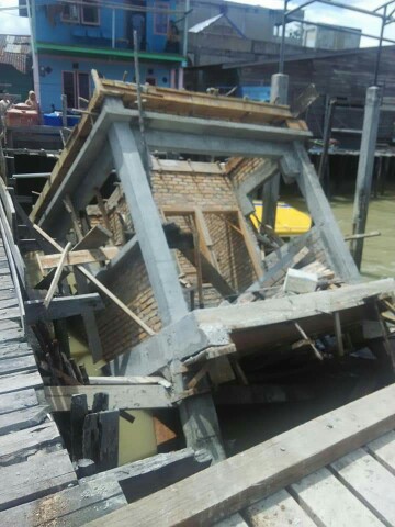 Pos Jaga Pelabuhan Perikanan Selat Panjang yang ambruk.