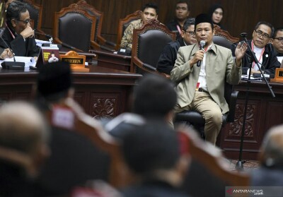 Saksi dari pihak pemohon memberikan keterangan saat sidang Perselisihan Hasil Pemilihan Umum (PHPU) presiden dan wakil presiden di Gedung Mahkamah Konstitusi, Jakarta. Foto: Antara