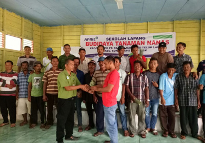  Penyerahan bibit nanas kepada warga Kampung Teluk Lanus, Kecamatan Sei Apit, Kabupaten Siak, Selasa (3/4/2018).