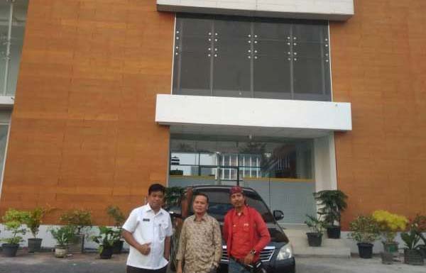 Ketua Dewan Pendidikan Kota Pekanbaru, Ismardi Ilyas bersama Kepala Dinas Pendidikan Kota Pekanbaru, H Abdul Jamal MPd di depan Kantor Dinas Pendidikan Air Hitam.