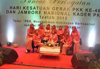 Ketua PKK bersama rombongan saat menghadiri puncak peringatan ke-46 Hari Kesatuan Gerak (HKG) PKKdan Jambore di Jakarta. 