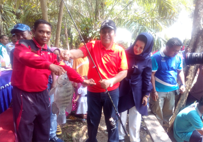   Bupati Sukiman bersama Sekda Abdul Haris, asyik ikut memancing dengan masyarakat, saat dibukanya panen ikan Larangan di Sungai Salak, Desa Sei Salak, Kecamatan Rambah Samo