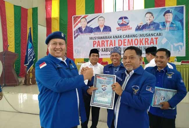Tampak Supri Handayani SE mengembalikan formulir calon wakil bupati Inhu ke DPC Partai Demokrat Inhu.   