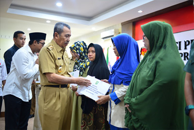 Santunan bagi keluarga penyelenggara Pemilu di Riau yang meninggal dunia saat bertugas. 