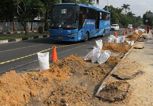 ilustrasi tumpukan pasir bekas galian pipa Perumdam Tirta Siak Pekanbaru yang mengakibatkan jalan semakin menyempit.