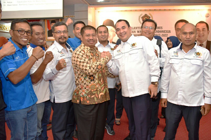 Bupati Bengkalis Amril Mukminin salam komando dengan Ketua PWI Riau 2017-2022 H Zulmansyah Sekedang usai acara pelantikan Balai Pauh Janggi 