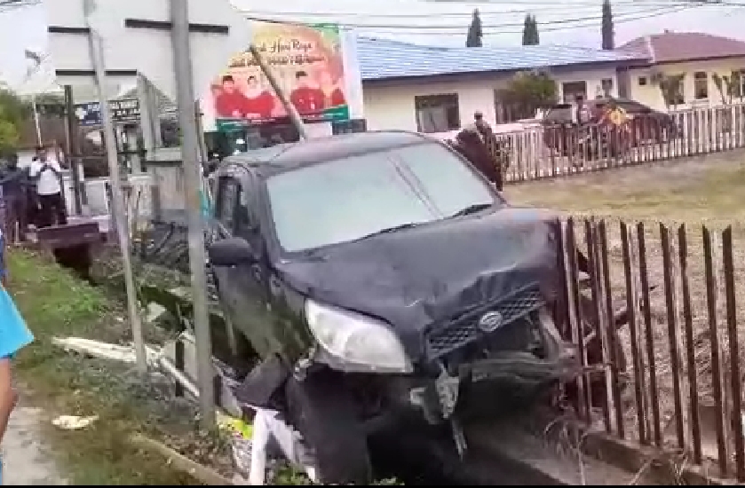 Mobil Sekretaris Dinas Pengendalian Penduduk dan Keluarga Berencana (Disdalduk-KB) Kabupaten Bengkalis, Eri Kusuma Pribadi mengalami kecelakaan 