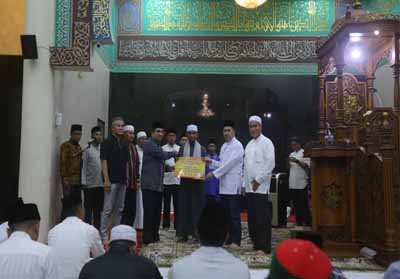 Bantuan CSR Bank Riau Kepri kepada Pemprov Riau untuk masjid dan musala sebesar Rp50 juta, serta bantuan pembangunan Pesantren Darul Fikri Rp50 juta.