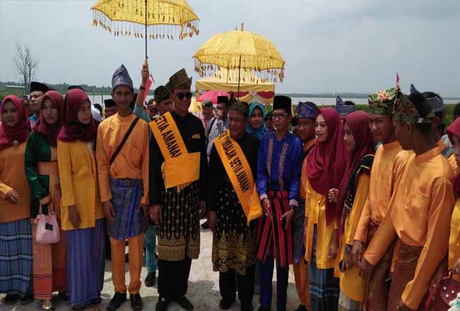 Bupati Rohil Suyatno saat menghadiri Festival Danau Napangga.