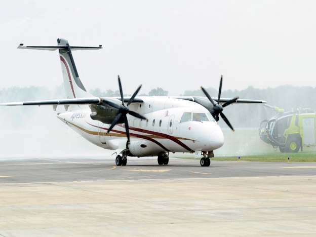 Pesawat Xpressair saat mendarat perdana di Lapangan Terbang Antarbangsa Melaka