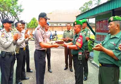Polri datangi Koramil 02 Rambah Kodim 0313/KPR memberikan surprise HUT ke-74 TNI.