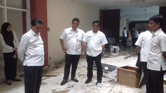  Sekda Kuansing Dianto Mampanini didampingi Kepala BPKAD Hendra, dan Plt Kepala PUPR Ade Fahrel saat meninjau Hotel Kuansing  