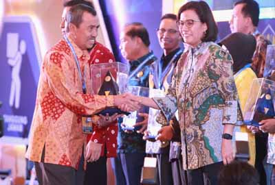 Bupati Siak Syamsuar terima penghargaan dari Menteri Keuangan Sri Mulyani.