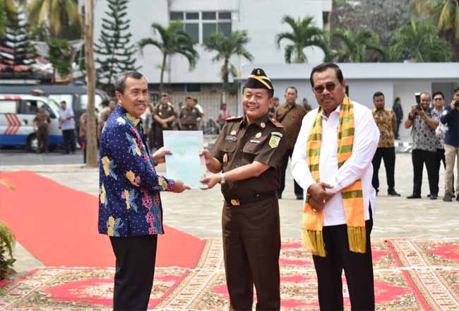 Gubernur Riau Syamsuar dan Jaksa Agung HM Prasetyo saat meresmikan Gedung Kejati Riau.