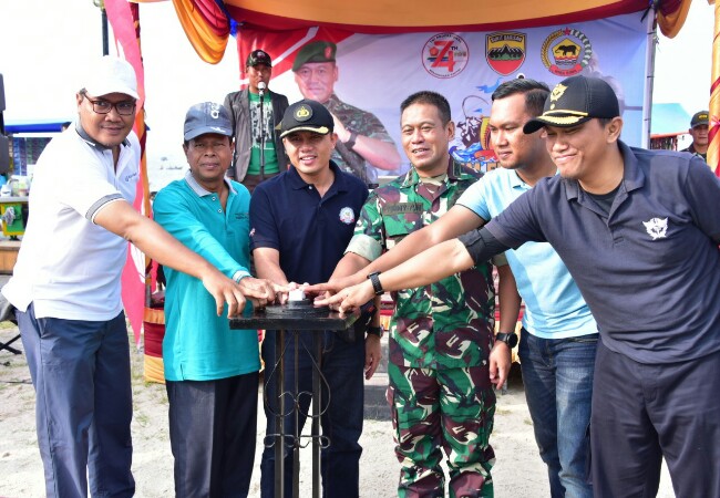 Penekanan tombol sirine bersama pada acara pembukaan Lomba Mancing Mania Dandim Fishing Club 0303 Bengkalis sempena HUT ke-74 TNI Tahun 2019, di Lapangan Pasir Andam Dewi Bengkalis, Minggu (20-10).