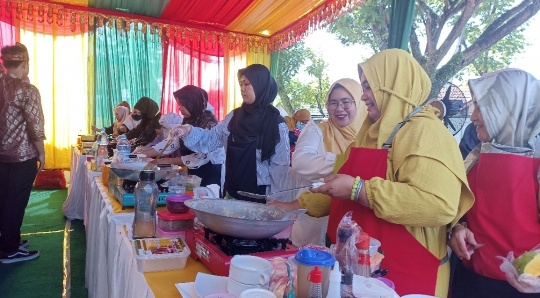 Peserta antusias ikut lomba masak dan buat kuet yang ditaja Viera Oleh-oleh Pekanbaru (foto/rahmat-halloriau)