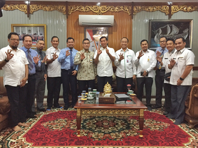 Usai Pertemuan Walikota Pekanbaru DR. H. Firdaus S.T., M.T bersama Dirut Bank Riau Kepri DR. Irvandi Gustari beserta rombongan foto bersama dengan pose salam trilogy.
