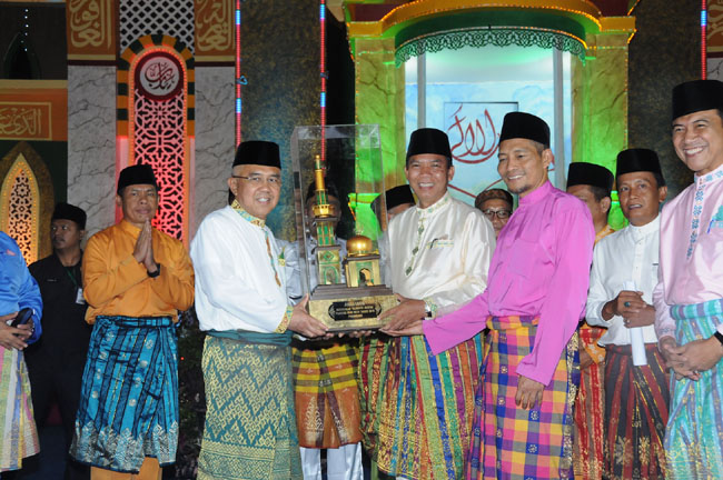 Gubri H Arsyadjuliandi Rachman serahkan Trophy juara umum saat hadiri Penutupan MTQ Provinsi Riau XXXV di Masjid Raya Anuur