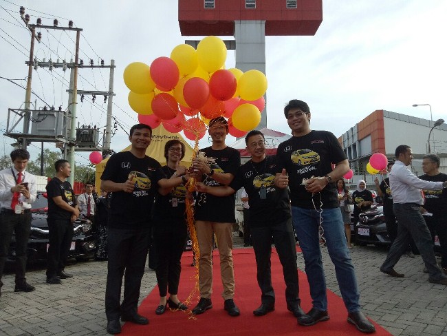 Pelepasan balon oleh manajemen PT KJU Group