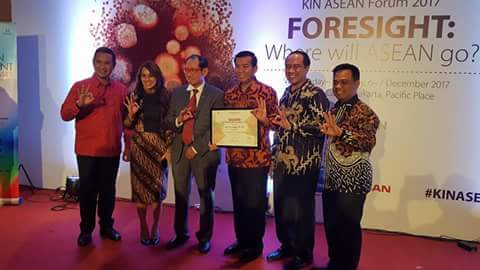 Walikota Pekanbaru, Firdaus foto bersama usai menerima penghargaan