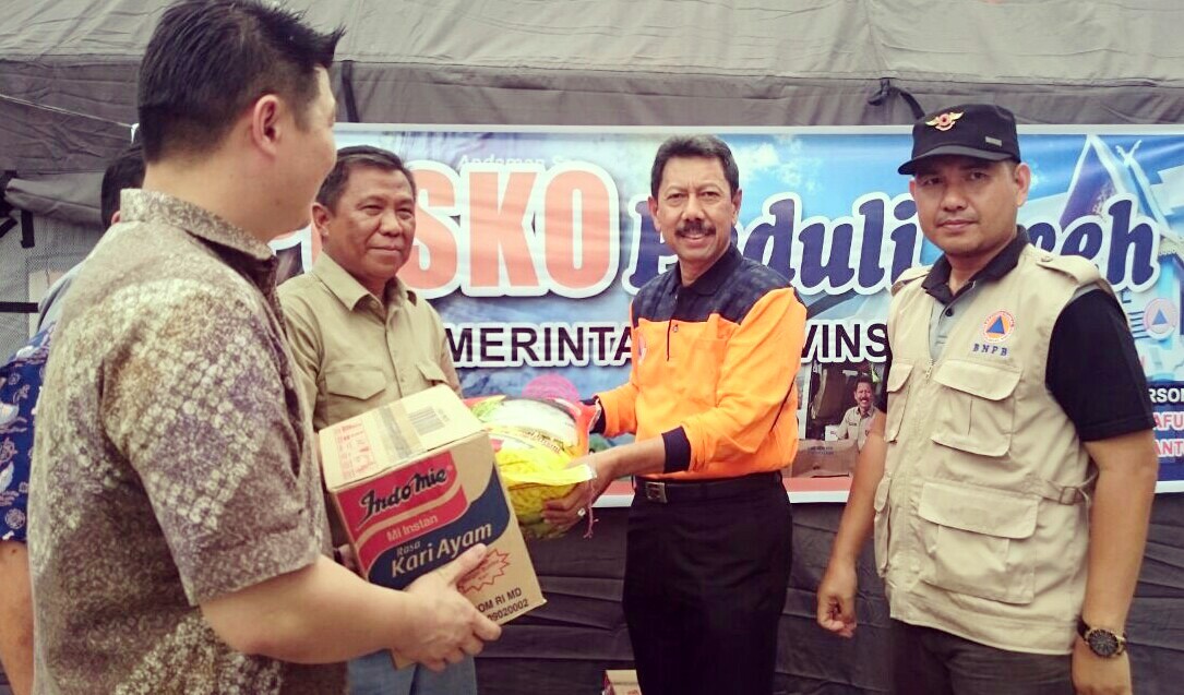 Kepala BPBD Riau didampingi Kepala Bidang Kedaruratan, Jim Gafur menerima bantuan bagi korban gempa Aceh 