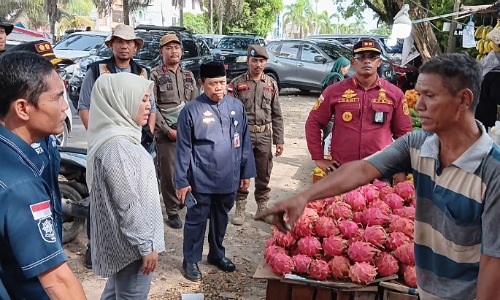 Kasatpol PP Pelalawan, Tengku Junaidi menemui pedagang yang dianggap melanggar Perda.(foto: andi/halloriau.com)