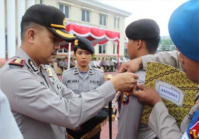   Kapolres Dumai AKBP Restika P Nainggolan menyematkan Pin tanda operasi Mantap Brata Muara Takus 2018 untuk pengamanan Pemilu 2019.