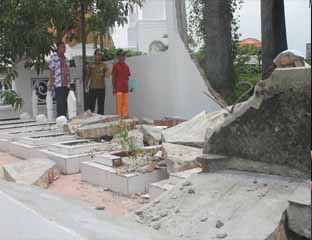 Surya Arfan melakukan peninjauan tembok makam pahlawan yang ambruk
