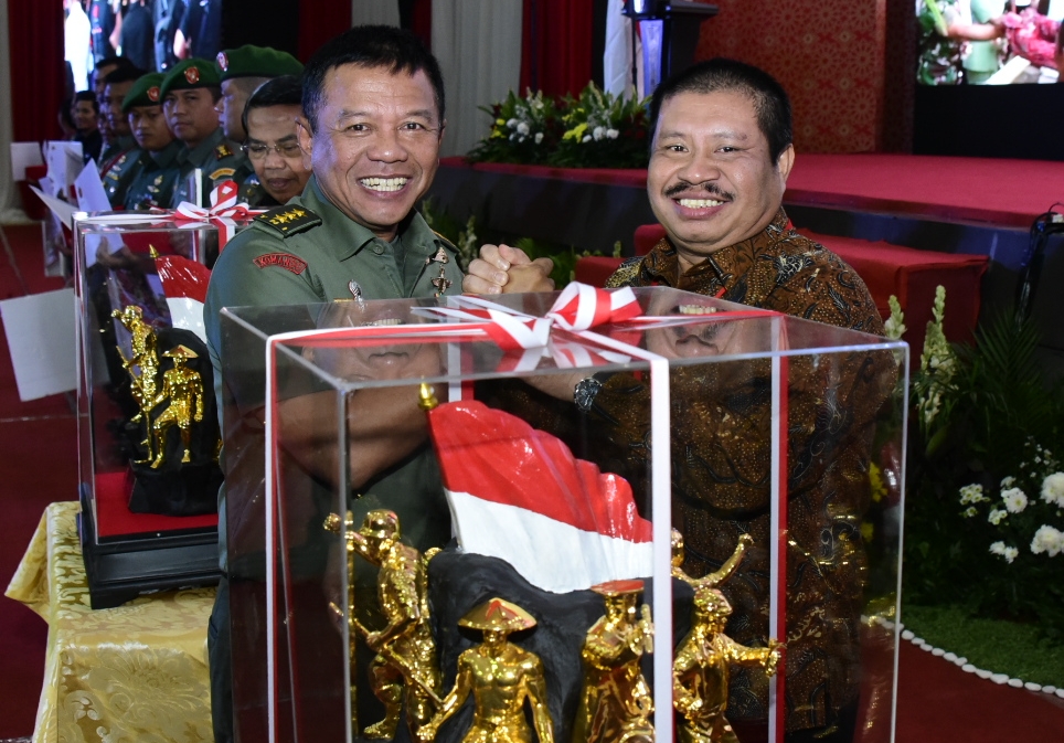 Bupati Bengkalis Amril Mukminin menerima penghargaan dari Panglima TNI diwakili inspektur Jendral TNI Muhammad Herindra, di GOR Ahmad Yani Mabes TNI Rabu (5/12/2018) 