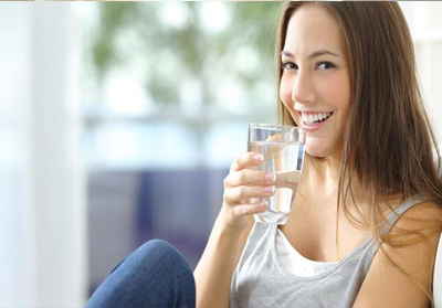 Minum air sangat penting untuk kesehatan tubuh.
